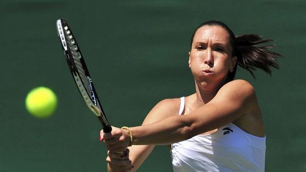 Srbská tenistka Jelena Jankovičová během prvního kola Wimbledonu Srbská tenistka Jelena Jankovičová během prvního kola Wimbledonu