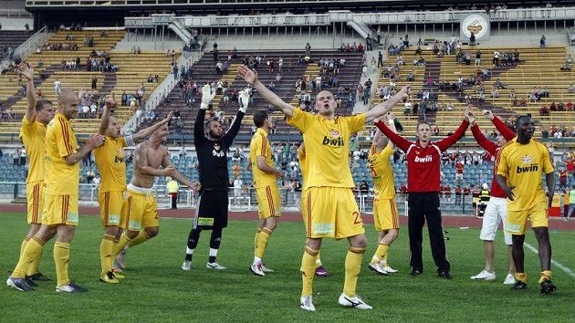 Fotbalisté Dukly Praha oslavují postup do první ligy. Fotbalisté Dukly Praha oslavují postup do první ligy.