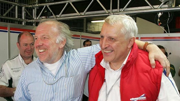 David Richards (vlevo) oslavuje s Antonínem Charouzem třetí příčku ve vytrvalostním závodu 1000 km Barcelony. David Richards (vlevo) oslavuje s Antonínem Charouzem třetí příčku ve vytrvalostním závodu 1000 km Barcelony.