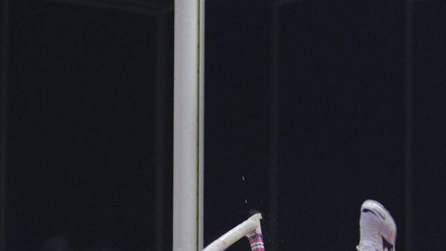 Tyčkař Balner láme tyč při jednom ze svých pokusů v závodě v Doněcku. Tyčkař Balner láme tyč při jednom ze svých pokusů v závodě v Doněcku.