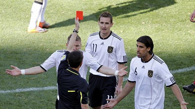 Miroslav Klose (uprostřed) dostává červenou kartu. Miroslav Klose (uprostřed) dostává červenou kartu.