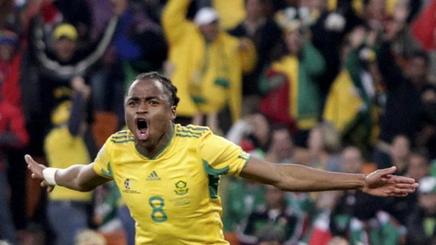 Jihoafrický fotbalista Siphiwe Tshabalala se raduje z branky do mexické sítě na mistrovství světa. Jihoafrický fotbalista Siphiwe Tshabalala se raduje z branky do mexické sítě na mistrovství světa.