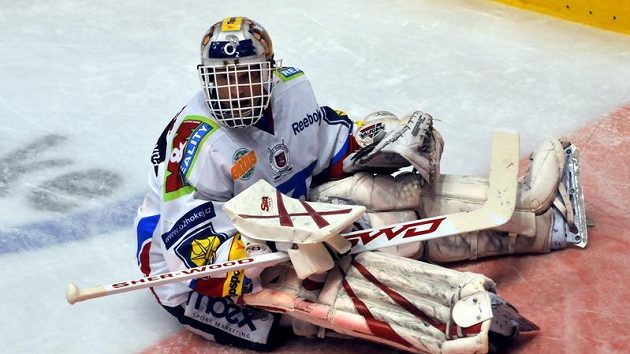 Zklamaný pardubický brankář Dominik Hašek v úvodním čtvrtfinálovém duelu s Třincem. Zklamaný pardubický brankář Dominik Hašek v úvodním čtvrtfinálovém duelu s Třincem.