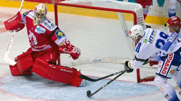 Jakub Koreis z Brna (vpravo) střílí úvodní gól zápasu Peteru Hamerlíkovi z Třince. Jakub Koreis z Brna (vpravo) střílí úvodní gól zápasu Peteru Hamerlíkovi z Třince.