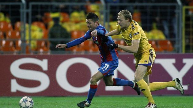 Plzeňský Milan Petržela uniká Maksimu Bordačevovi z BATE Borisov v 5. kole Ligy mistrů v Minsku. Plzeňský Milan Petržela uniká Maksimu Bordačevovi z BATE Borisov v 5. kole Ligy mistrů v Minsku.