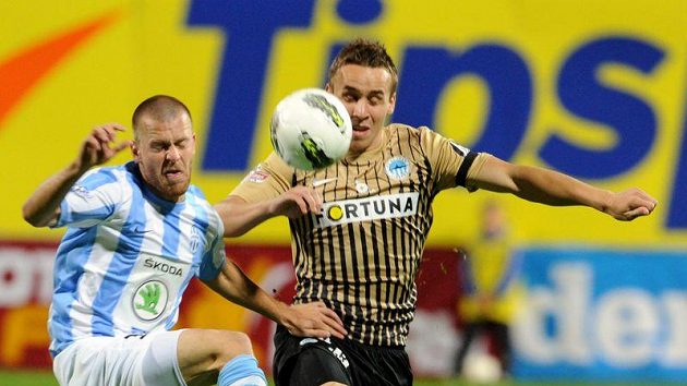 Boleslavský Petr Wojnar (vlevo) bojují o míč v utkání 6. kola Gambrinus ligy.. Boleslavský Petr Wojnar (vlevo) bojují o míč v utkání 6. kola Gambrinus ligy..