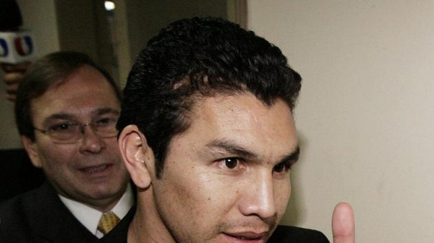 Fotbalista Salvador Cabanas opouští soudní budovu v Asunciónu Fotbalista Salvador Cabanas opouští soudní budovu v Asunciónu