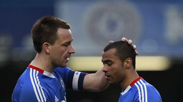 John Terry utěšuje Ashleyho Colea, který neproměnil v zápase FA Cupu s Evertonem penaltu. John Terry utěšuje Ashleyho Colea, který neproměnil v zápase FA Cupu s Evertonem penaltu.