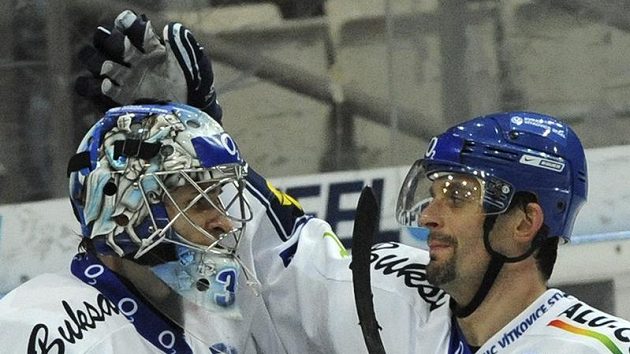 Jiří Burger (vpravo) z Vítkovic se raduje se svým brankářem Jakubem Štěpánkem. Jiří Burger (vpravo) z Vítkovic se raduje se svým brankářem Jakubem Štěpánkem.