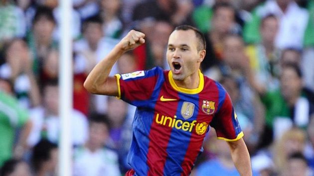 Barcelonský Andres Iniesta oslavuje gól, který vstřelil Santanderu. Barcelonský Andres Iniesta oslavuje gól, který vstřelil Santanderu.