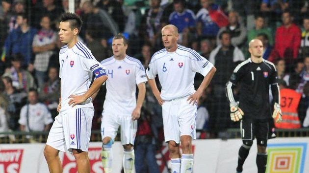 Zklamání slovenských fotbalistů po debaklu s Arménií neznalo mezí. Zleva Marek Hamšík, Ján Ďurica, Miroslav Karhan a brankář Ján Mucha. Zklamání slovenských fotbalistů po debaklu s Arménií neznalo mezí. Zleva Marek Hamšík, Ján Ďurica, Miroslav Karhan a brankář Ján Mucha.