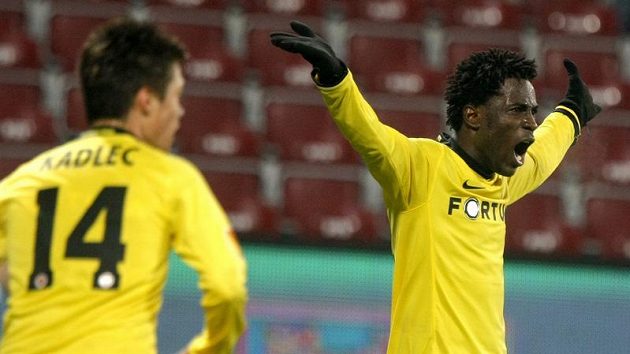 Fotbalista Sparty Bony Wilfried oslavuje svůj gól v Kluži. Fotbalista Sparty Bony Wilfried oslavuje svůj gól v Kluži.