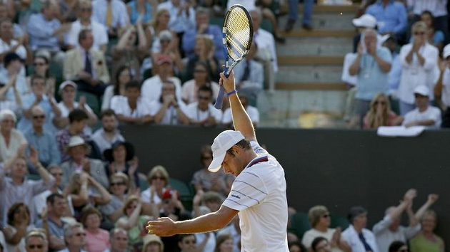 Naštvaný Andy Roddick v osmifinále Wimbledonu Naštvaný Andy Roddick v osmifinále Wimbledonu