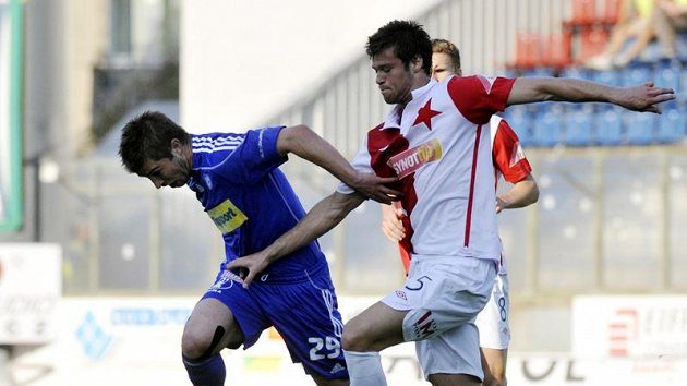 Pavel Šultes (vlevo) a Ondřej Čelůstka ze Slavie bojují o míč v odvětě Ondrášovka Cupu. Pavel Šultes (vlevo) a Ondřej Čelůstka ze Slavie bojují o míč v odvětě Ondrášovka Cupu.
