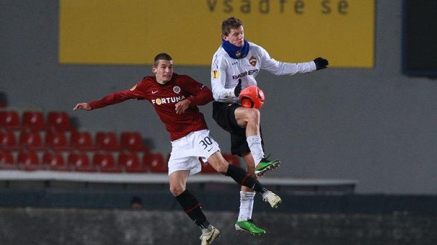 Lukáš Hejda ze Sparty (vlevo) a Tomáš Necid v dresu CSKA Moskva ve vzdušném souboji. Lukáš Hejda ze Sparty (vlevo) a Tomáš Necid v dresu CSKA Moskva ve vzdušném souboji.