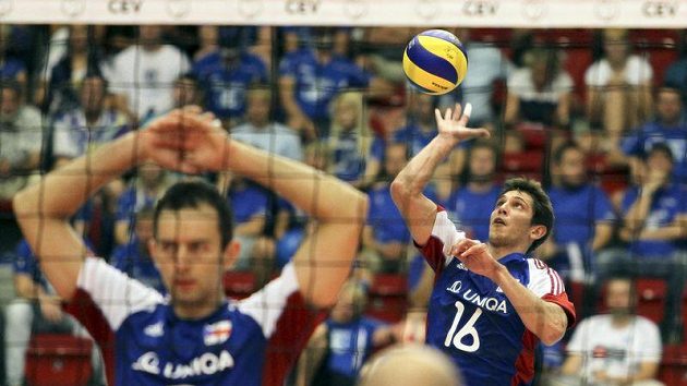 Čeští volejbalisté Peter Pláteník (vpravo) a Jiří Popelka v utkání s Portugalskem. Čeští volejbalisté Peter Pláteník (vpravo) a Jiří Popelka v utkání s Portugalskem.