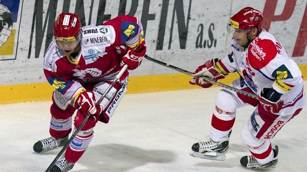 Jiří Polanský z Třince (vlevo) vede kotouč před bránícím Františkem Ptáčkem z Českých Budějovic. Jiří Polanský z Třince (vlevo) vede kotouč před bránícím Františkem Ptáčkem z Českých Budějovic.