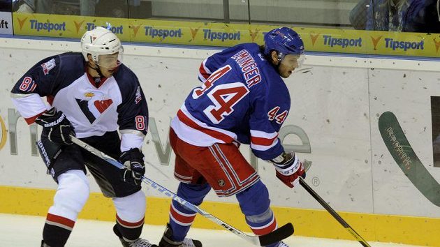 Miroslav Šatan (vlevo) ze Slovanu a Steve Eminger z Rangers Miroslav Šatan (vlevo) ze Slovanu a Steve Eminger z Rangers