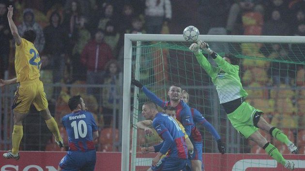 Plzeňský gólman Marek Čech vyráží míč při šanci Borisova v 5. kole Ligy mistrů. Plzeňský gólman Marek Čech vyráží míč při šanci Borisova v 5. kole Ligy mistrů.