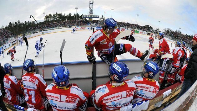 Střídačka hokejistů Pardubic na plochodrážním stadionu ve Svítkově Střídačka hokejistů Pardubic na plochodrážním stadionu ve Svítkově