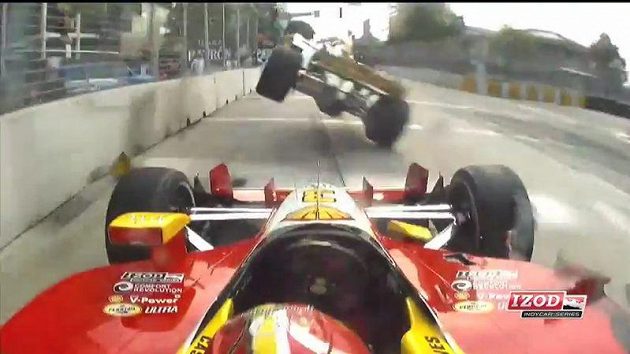 Hélio Castronewes se nestačil divit, když mu formule Tonyho Kanaana prolétla kolem hlavy. Hélio Castronewes se nestačil divit, když mu formule Tonyho Kanaana prolétla kolem hlavy.