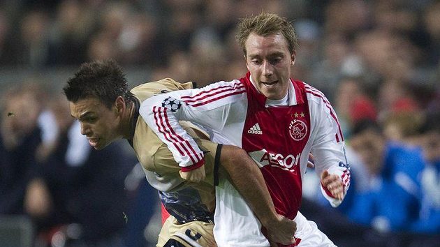 Christian Eriksen z Ajaxu Amsterodam (vpravo) v utkání proti Dinamu Záhřeb. Christian Eriksen z Ajaxu Amsterodam (vpravo) v utkání proti Dinamu Záhřeb.