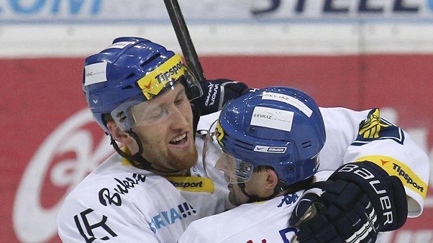 Marek Malík (vlevo) a Jiří Burger se radují z branky do sítě Českých Budějovic. Marek Malík (vlevo) a Jiří Burger se radují z branky do sítě Českých Budějovic.