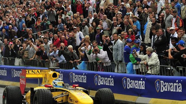 Jan Charouz při Rotterdam City Racing, kde se představil za volantem formule 1 Renault. Jan Charouz při Rotterdam City Racing, kde se představil za volantem formule 1 Renault.