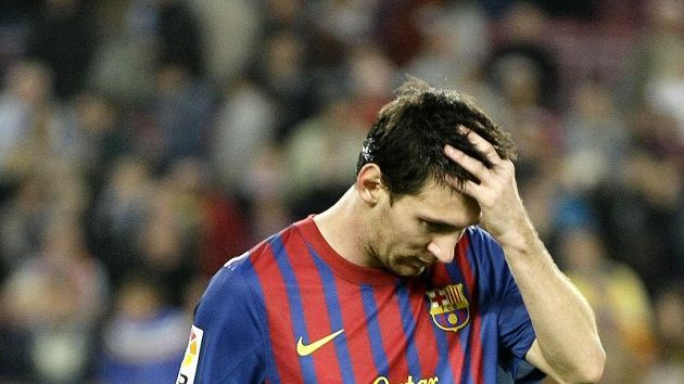 Zklamaný fotbalista Barcelony Lionel Messi Zklamaný fotbalista Barcelony Lionel Messi
