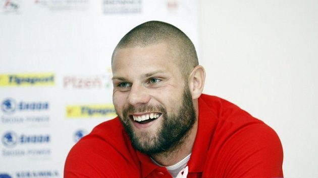 Fotbalista Plzně David Bystroň je po sedmém mistrovském titulu celý lačný. Fotbalista Plzně David Bystroň je po sedmém mistrovském titulu celý lačný.
