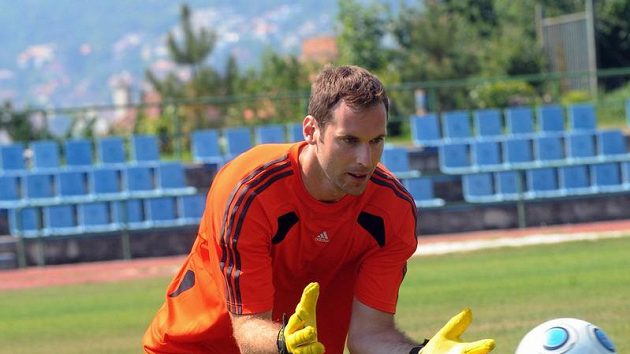 Alespoň ve svojí škole si může Petr Čech chvíli zachytat bez helmy. Alespoň ve svojí škole si může Petr Čech chvíli zachytat bez helmy.