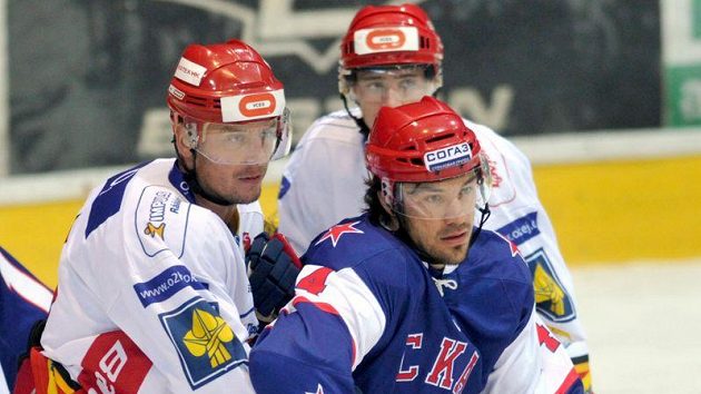 Jiří Hendrich z Hradce Králové (vlevo) natěsno brání Jevgenije Arťuchina z SKA Petrohrad. Jiří Hendrich z Hradce Králové (vlevo) natěsno brání Jevgenije Arťuchina z SKA Petrohrad.