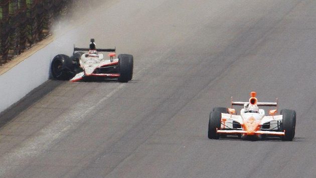 Rozhodující moment závodu 500 mil Indianapolis. Vedoucí JR Hildebrand (vlevo) rozbil těsně před cílem vůz a pro vítězství si jede Dan Wheldon. Rozhodující moment závodu 500 mil Indianapolis. Vedoucí JR Hildebrand (vlevo) rozbil těsně před cílem vůz a pro vítězství si jede Dan Wheldon.