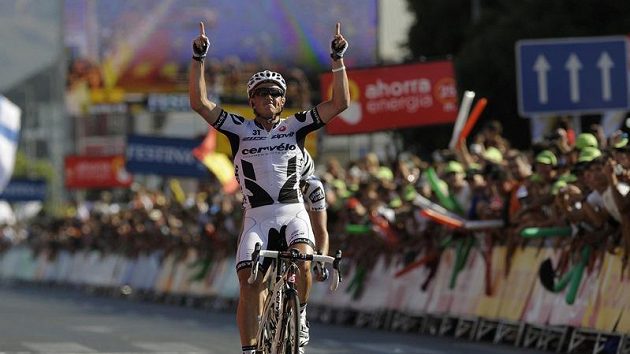 Australan Simon Gerrans se raduje z vítězství v 10. etapě Vuelty. Australan Simon Gerrans se raduje z vítězství v 10. etapě Vuelty.