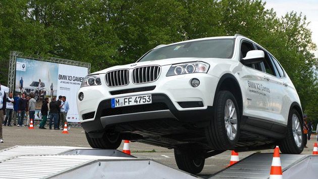 Záběr ze soutěže v řízení vozu BMW Záběr ze soutěže v řízení vozu BMW