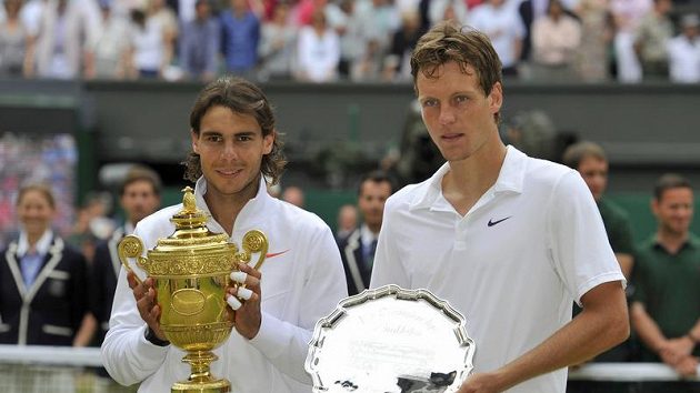 Tomáš Berdych (vpravo) a Rafael Nadal po finále Wimbledonu Tomáš Berdych (vpravo) a Rafael Nadal po finále Wimbledonu
