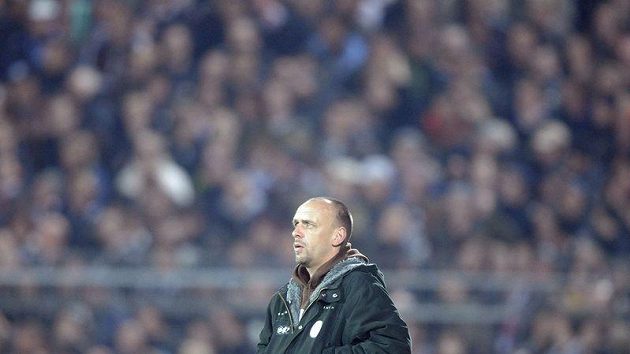 Trenér St. Pauli Holger Stanislawski opouští trávník poté, co kelímek vhozený na hřiště předčasně ukončil zápas se Schalke. Trenér St. Pauli Holger Stanislawski opouští trávník poté, co kelímek vhozený na hřiště předčasně ukončil zápas se Schalke.
