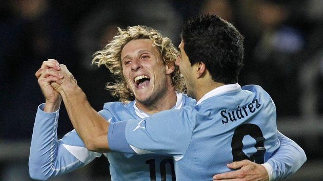 Diego Forlán (vlevo) a autor dvou gólů Luis Suárez tancují po postupu do finále. Diego Forlán (vlevo) a autor dvou gólů Luis Suárez tancují po postupu do finále.