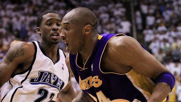 Kobe Bryant z LA Lakers (vpravo) přechází přes Wesleyho Matthewse z Utahu. Kobe Bryant z LA Lakers (vpravo) přechází přes Wesleyho Matthewse z Utahu.