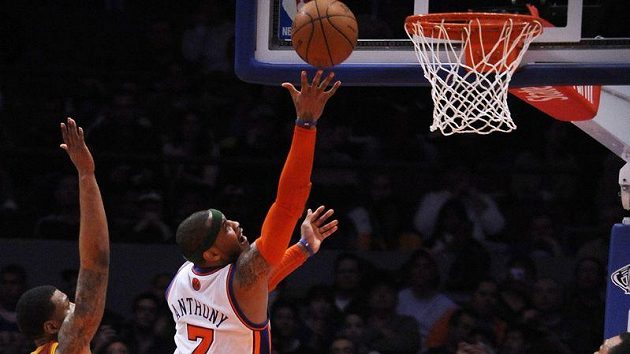 Carmelo Anthony z New York Knicks skóruje v utkání proti Clevelandu - ilustrační foto. Carmelo Anthony z New York Knicks skóruje v utkání proti Clevelandu - ilustrační foto.