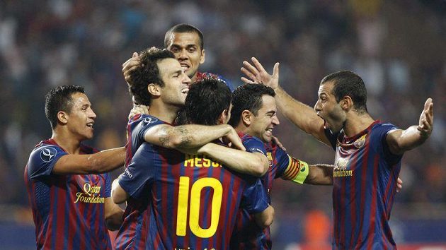 Fotbalisté Barcelony se radují z branky v utkání o evropský Superpohár proti Portu. Fotbalisté Barcelony se radují z branky v utkání o evropský Superpohár proti Portu.