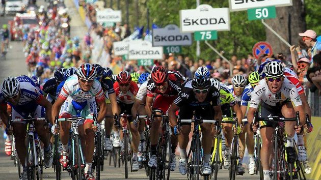 Mark Cavendish (vpravo) protíná jako první cíl 10. etapy Gira d'Italia. Mark Cavendish (vpravo) protíná jako první cíl 10. etapy Gira d'Italia.