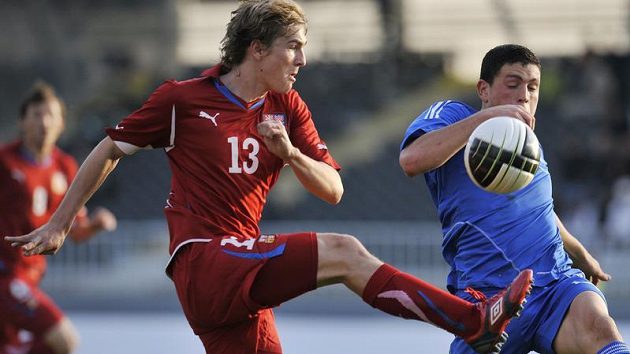 Milan Černý (vpravo) bojuje o míč s Kyriakosem Papadopoulosem z Řecka v úvodním duelu baráže o ME fotbalistů do 21 let. Milan Černý (vpravo) bojuje o míč s Kyriakosem Papadopoulosem z Řecka v úvodním duelu baráže o ME fotbalistů do 21 let.