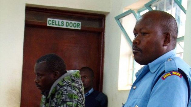 Samuel Wanjiru (vlevo) v doprovodu policisty u soudu v Nairobi Samuel Wanjiru (vlevo) v doprovodu policisty u soudu v Nairobi