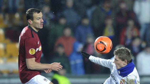 Sparťan Erich Brabec vyrazil se spoluhráči na utkání s CSKA s knírkem pod nosem. Sparťan Erich Brabec vyrazil se spoluhráči na utkání s CSKA s knírkem pod nosem.