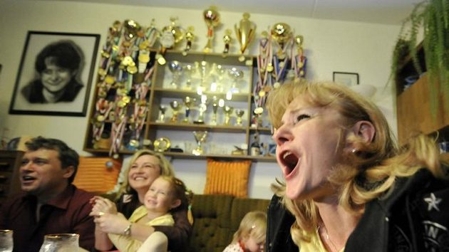 Eva Sáblíková (vpravo), matka rychlobruslařky Martiny Sáblíkové, sleduje ve Žďáru nad Sázavou přenos ze závodu na 3000 metrů. Eva Sáblíková (vpravo), matka rychlobruslařky Martiny Sáblíkové, sleduje ve Žďáru nad Sázavou přenos ze závodu na 3000 metrů.