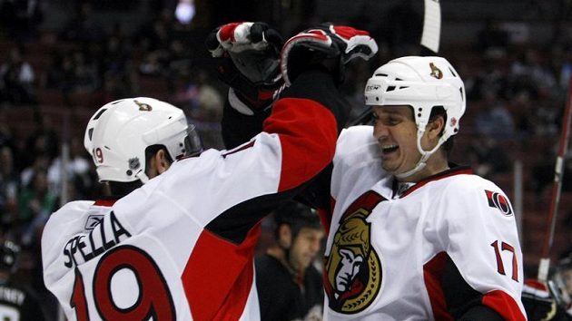 Hokejista Ottawy Senators Filip Kuba (vpravo) se raduje po vstřelení gólu Anaheimu Ducks. Hokejista Ottawy Senators Filip Kuba (vpravo) se raduje po vstřelení gólu Anaheimu Ducks.