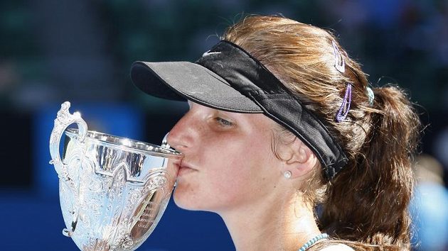 Karolína Plíšková s trofejí pro juniorskou vítězku Australian Open Karolína Plíšková s trofejí pro juniorskou vítězku Australian Open