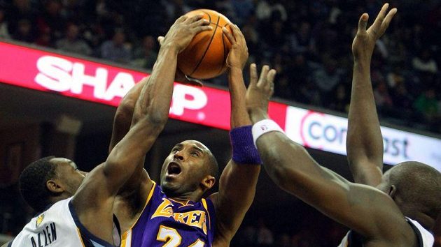 Basketbalistům Lakers nepomohl k výhře ani hvězdný Kobe Bryant (uprostřed). Basketbalistům Lakers nepomohl k výhře ani hvězdný Kobe Bryant (uprostřed).