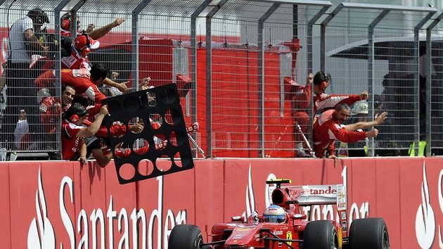 Fernando Alonso oslavuje se členy stáje Ferrari svoje vítězství v GP Německa Fernando Alonso oslavuje se členy stáje Ferrari svoje vítězství v GP Německa